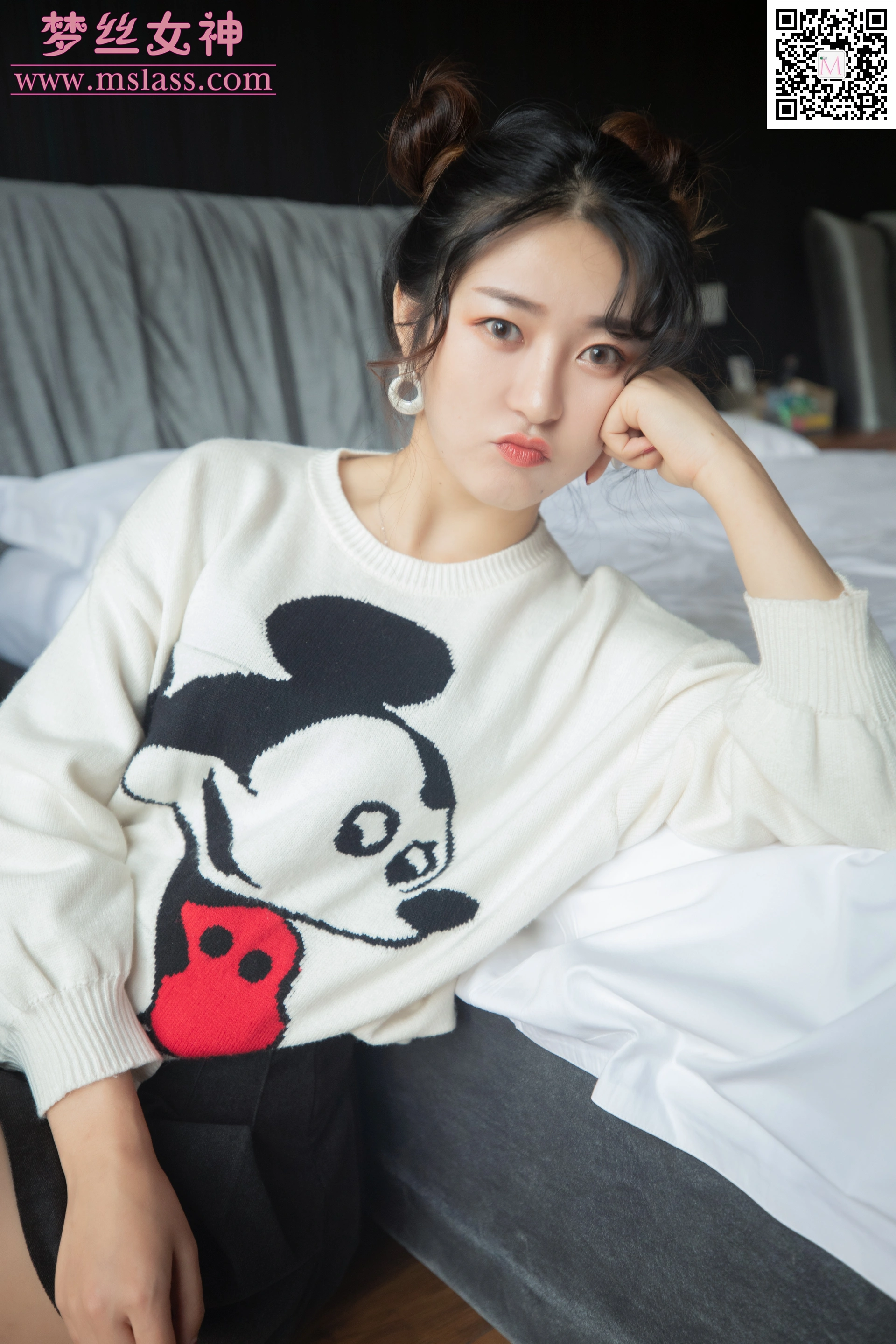 MSLASS梦丝女神 - 2019.11.12 NO.063 雨晨 白卫衣下的丝袜 2